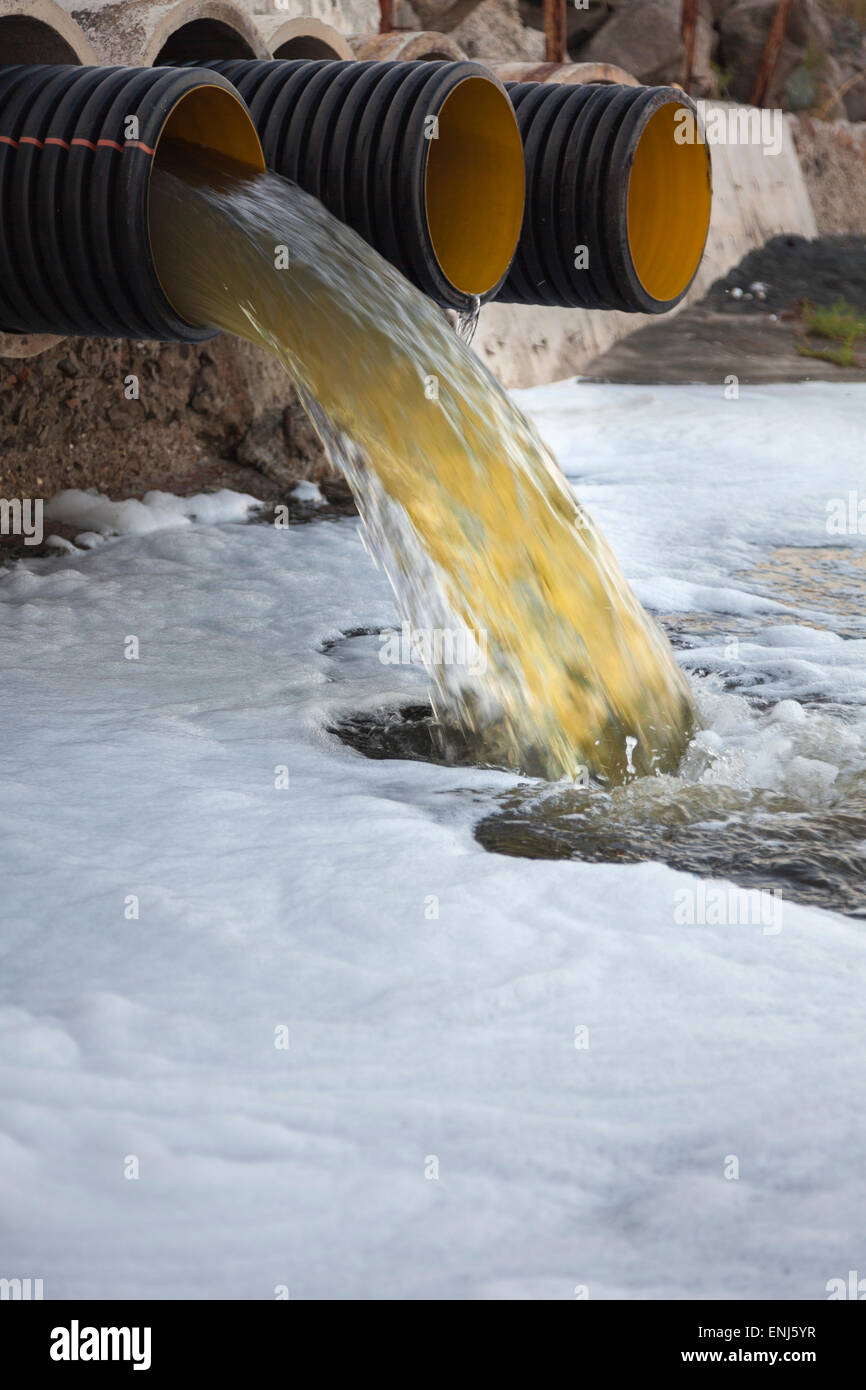 Entsorgung von Abwasser ins Meer Stockfoto