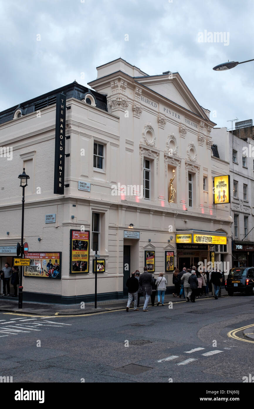 Menschen Queing für Matinee Performance, The Harold Pinter Theater, Panton Street, London Stockfoto
