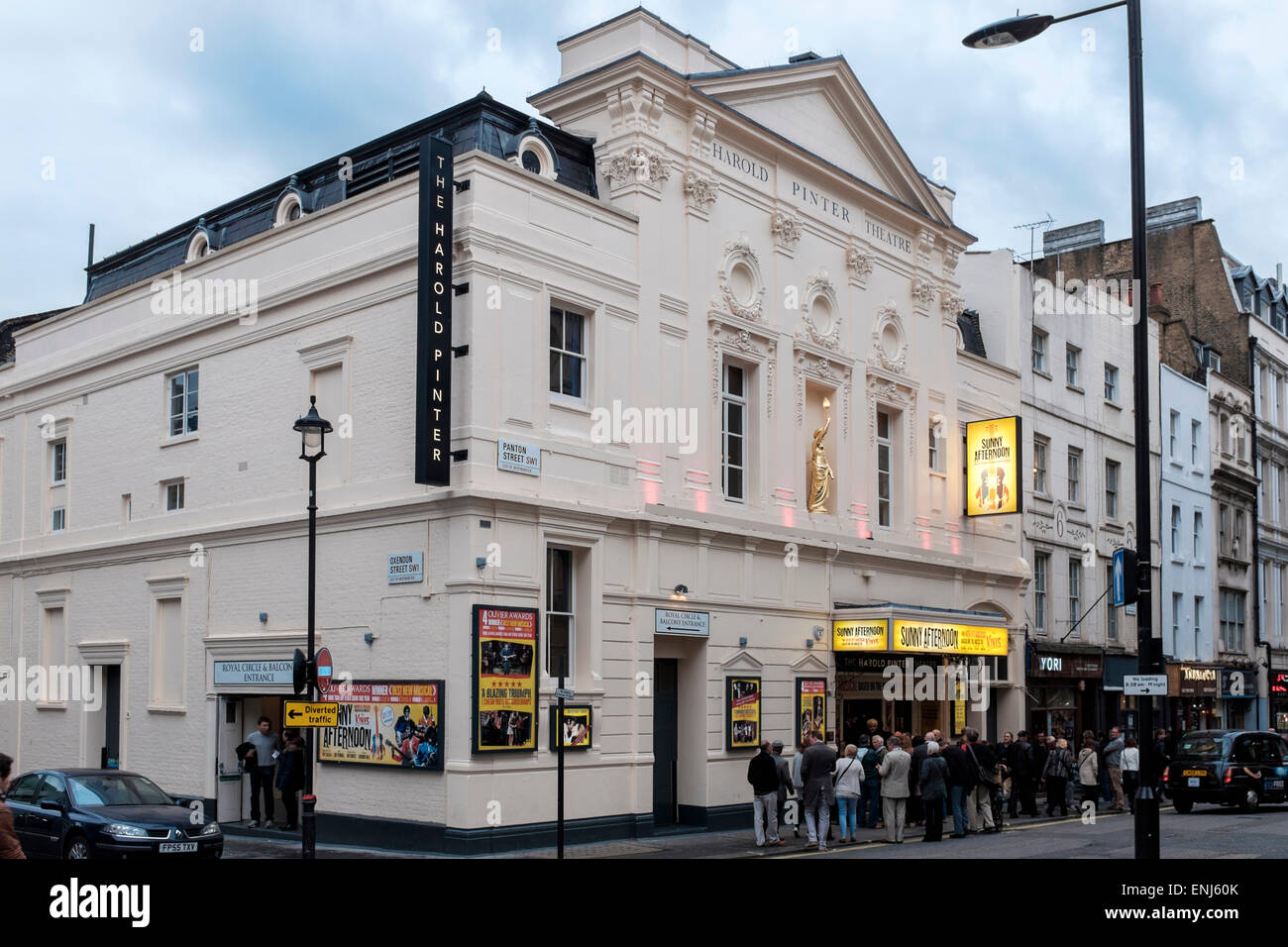 Menschen, die Schlange für die Matinée Leistung, das Harold Pinter Theater, Panton Street, London Stockfoto