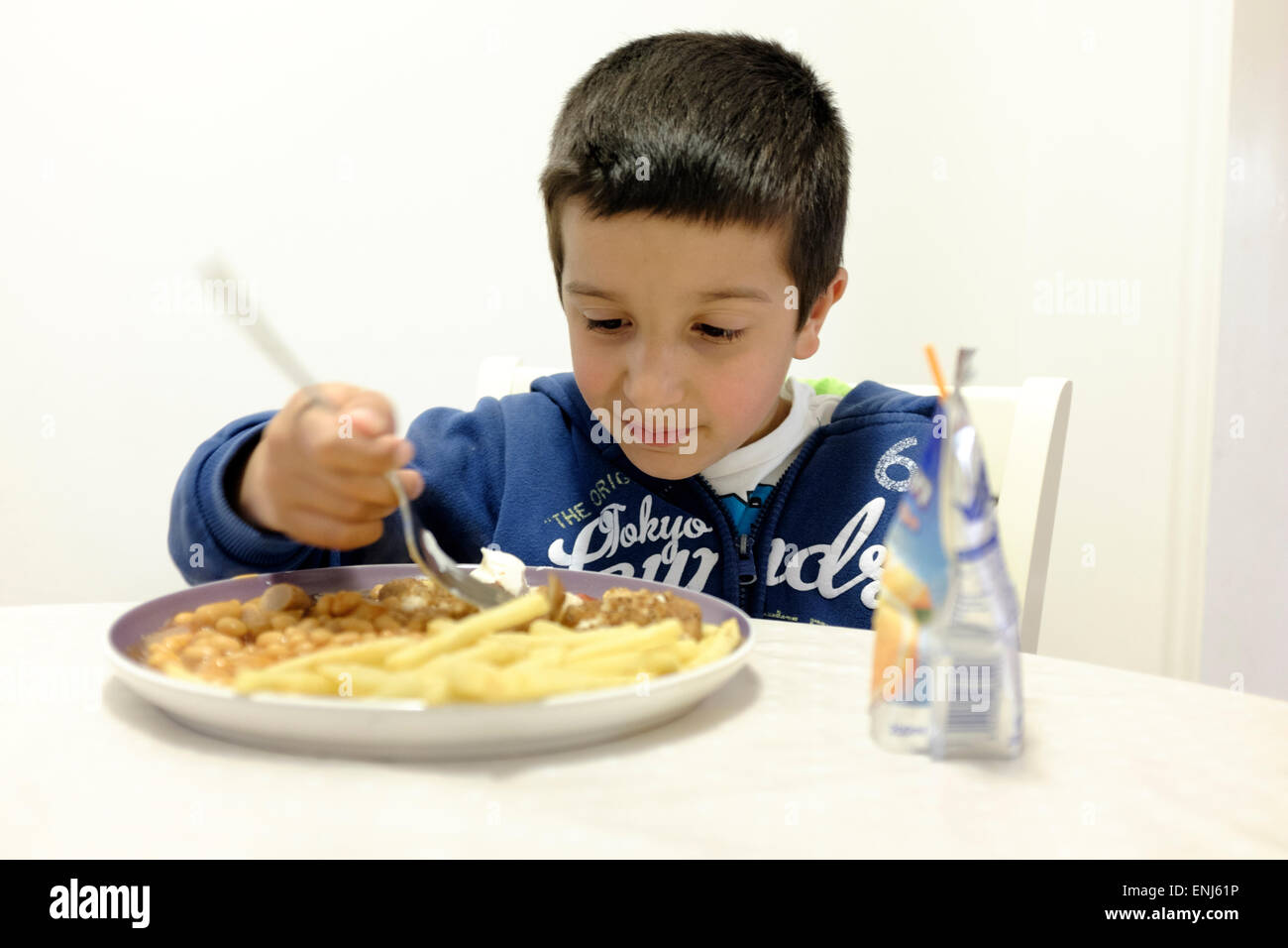 Kinder essen Frühstück mit Pommes Stockfoto