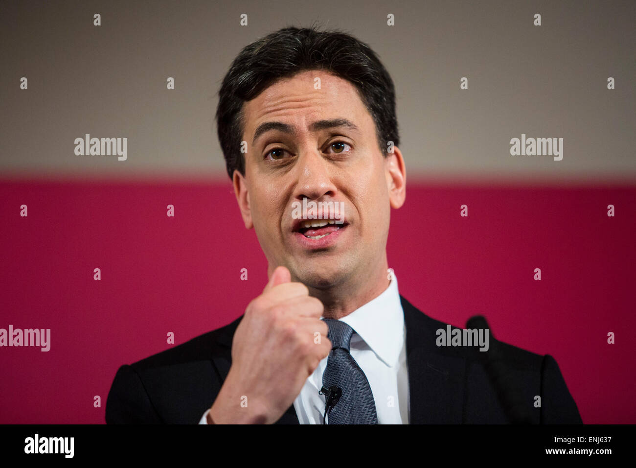 Labour-Chef Ed Miliband legt die Partei Wirtschaftspläne in einer Rede vor Wirtschaftsführern und Journalisten in London. Stockfoto