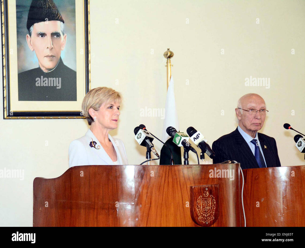 Berater des Ministerpräsidenten auf die nationale Sicherheit und auswärtige Angelegenheiten Sartaj Aziz und australischer Außenminister Julie Bishop an Medien Personen während der gemeinsamen Pressekonferenz im Auswärtigen Amt in Islamabad am Mittwoch, 6. Mai 2015. Stockfoto