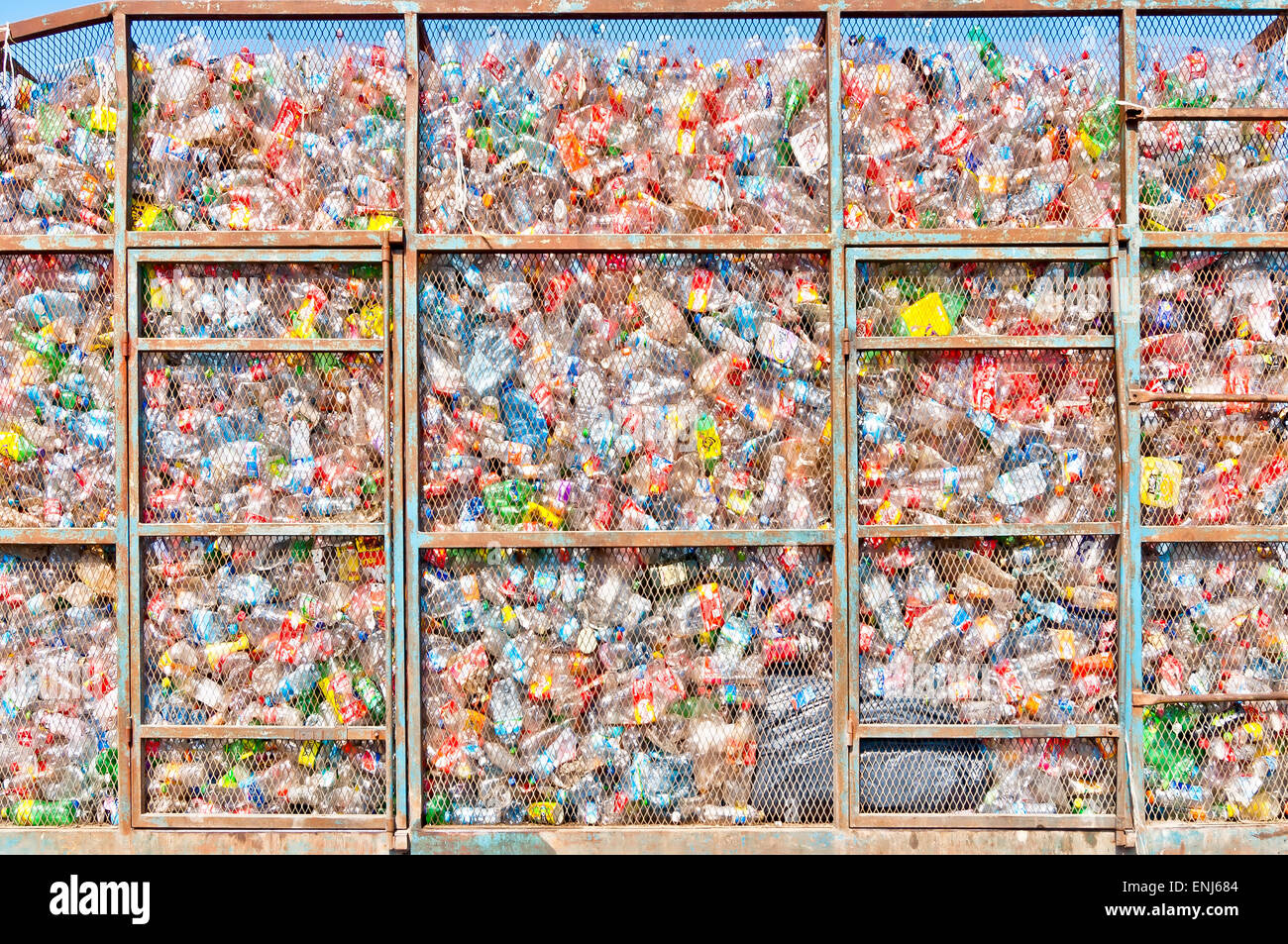 Isla Mujeres, Mexiko - 24. April 2014: Plastikflaschen liegen auf einem Haufen in einem Metallkäfig auf einem LKW in Isla Mujeres, Mexiko. Stockfoto