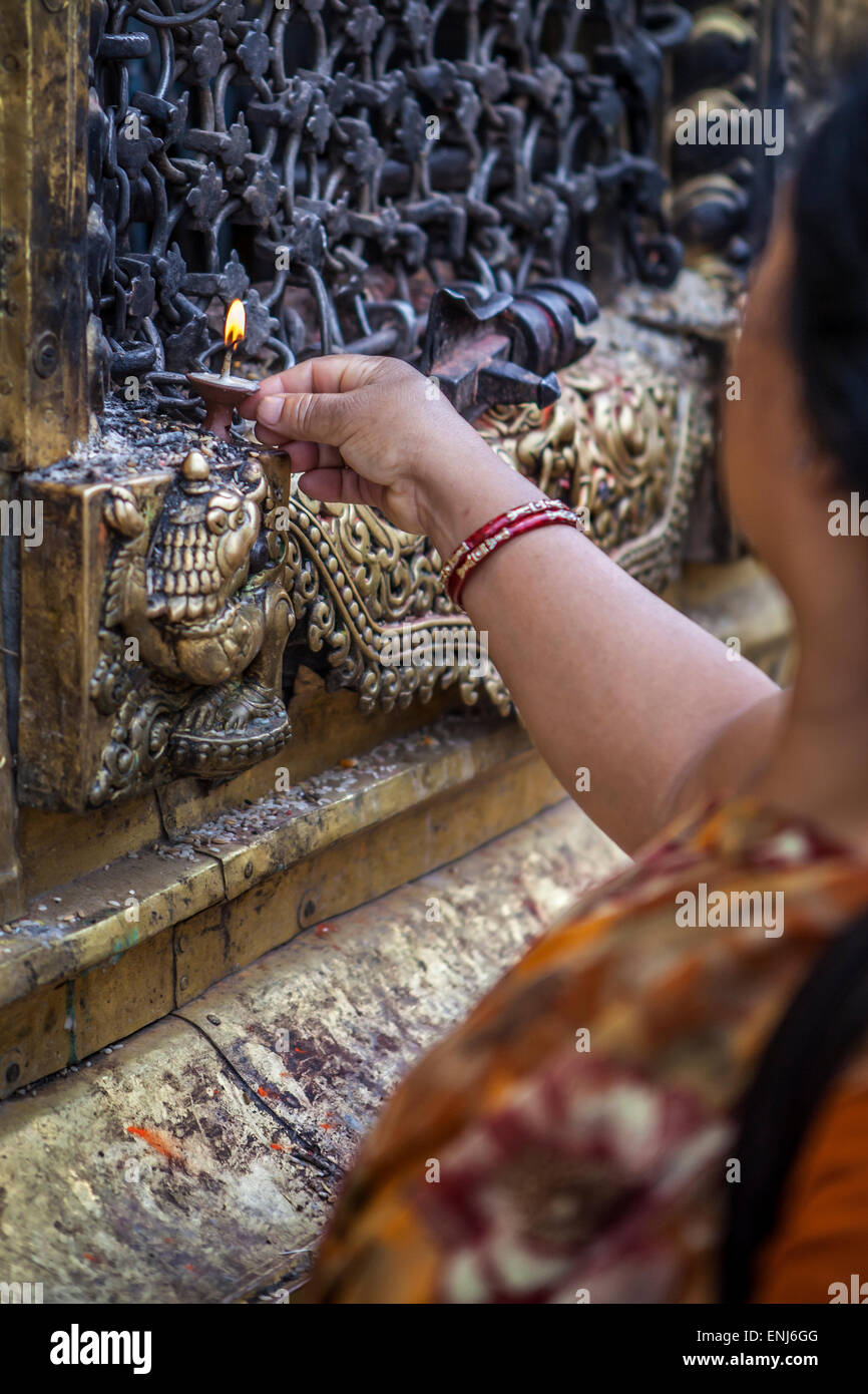Nepalesische Frauen sind Kerze für das Gebet im Tempel anzünden. Stockfoto