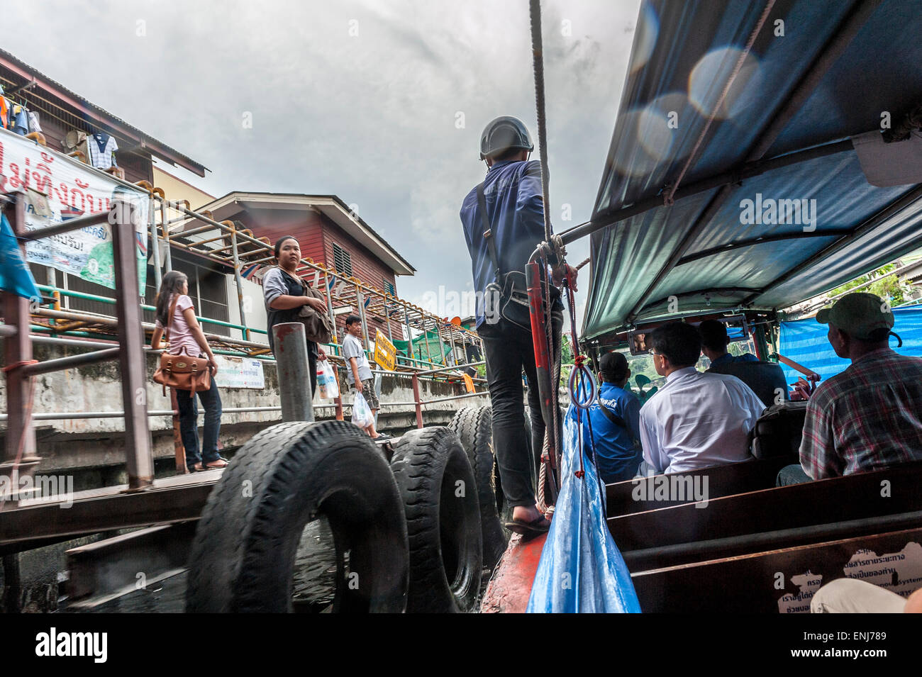 Passagiere warten auf den Khlong Saen Saeb Bord express Boot. Bangkok. Thailand Stockfoto