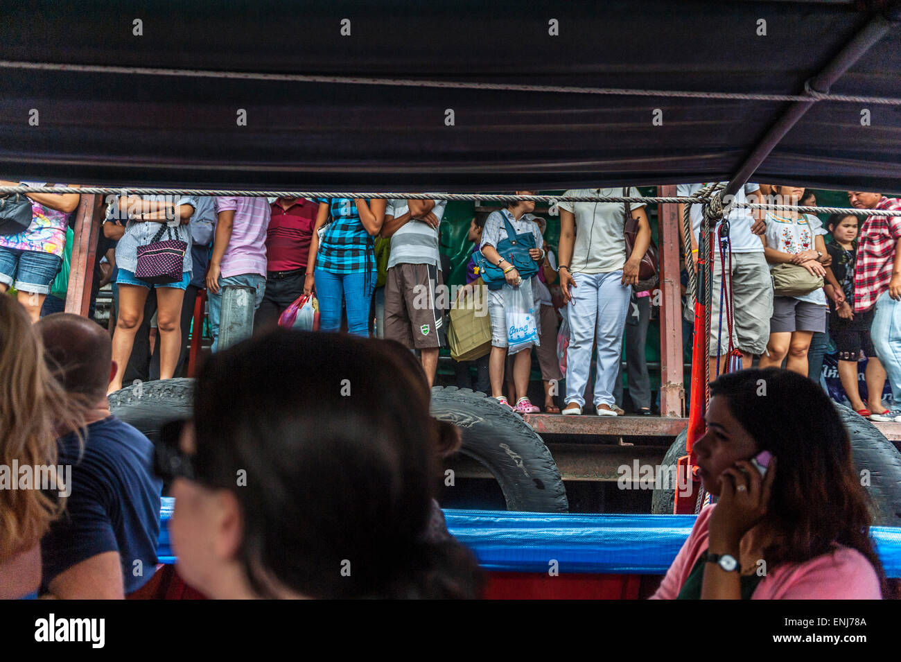 Passagiere warten auf den Khlong Saen Saeb Bord express Boot. Bangkok. Thailand Stockfoto