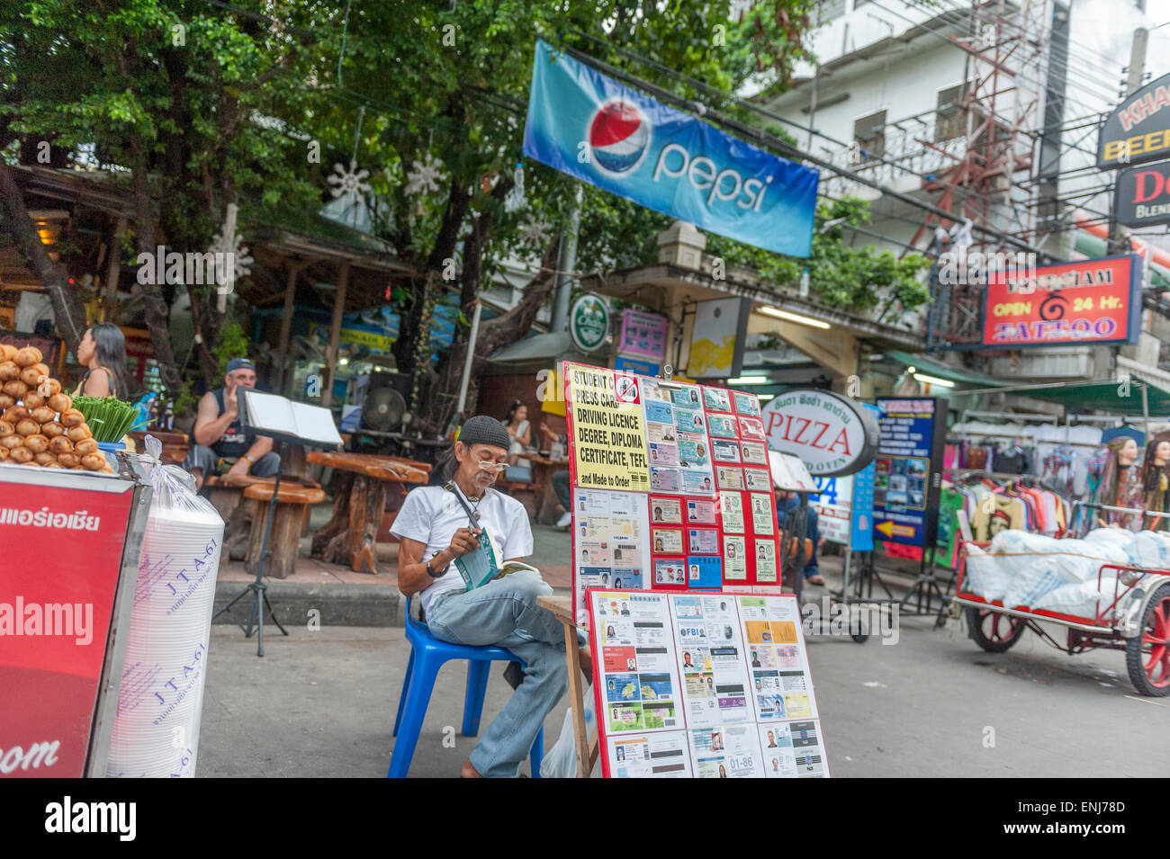 Fake ID Marktstand. Khao San Road. Bangkok. Thailand. Stockfoto