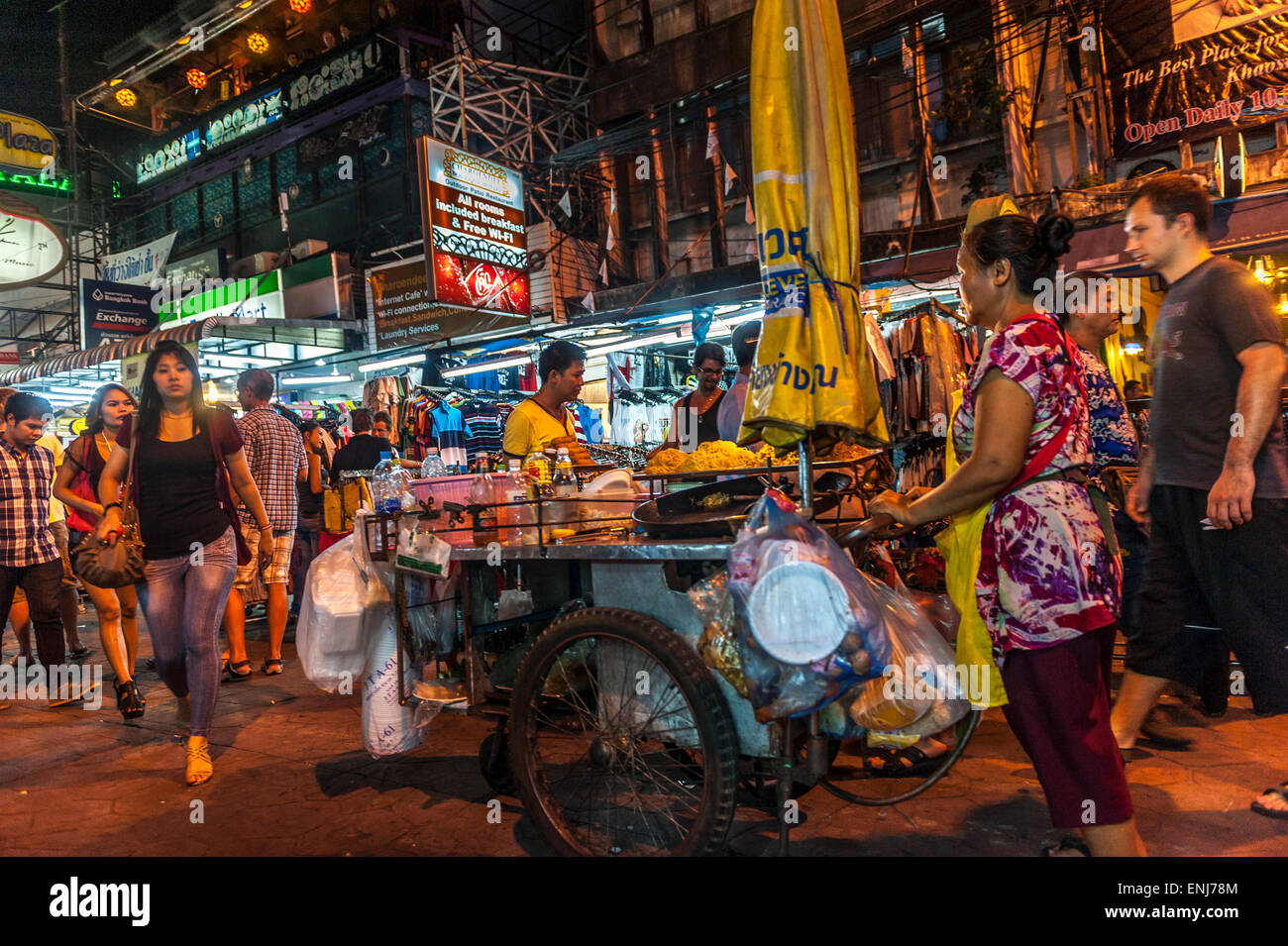 Straßenhändler, einheimische und Touristen mischen sich entlang der Khao San Road in der Nacht. Bangkok. Thailand. Stockfoto
