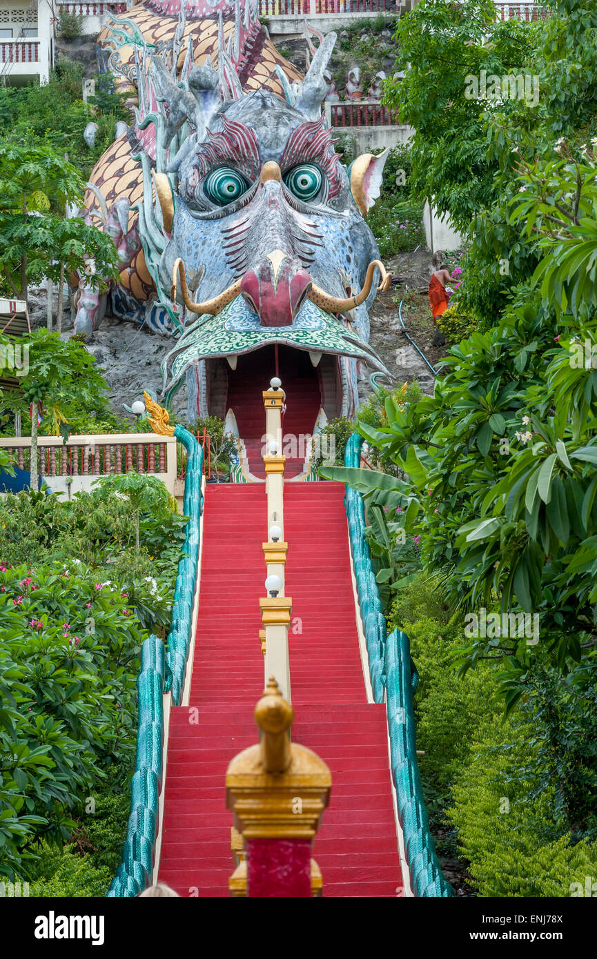 Stufen hinauf auf den Wat Ban Tham oder The Dragon Temple. Kanachanaburi. Thailand Stockfoto