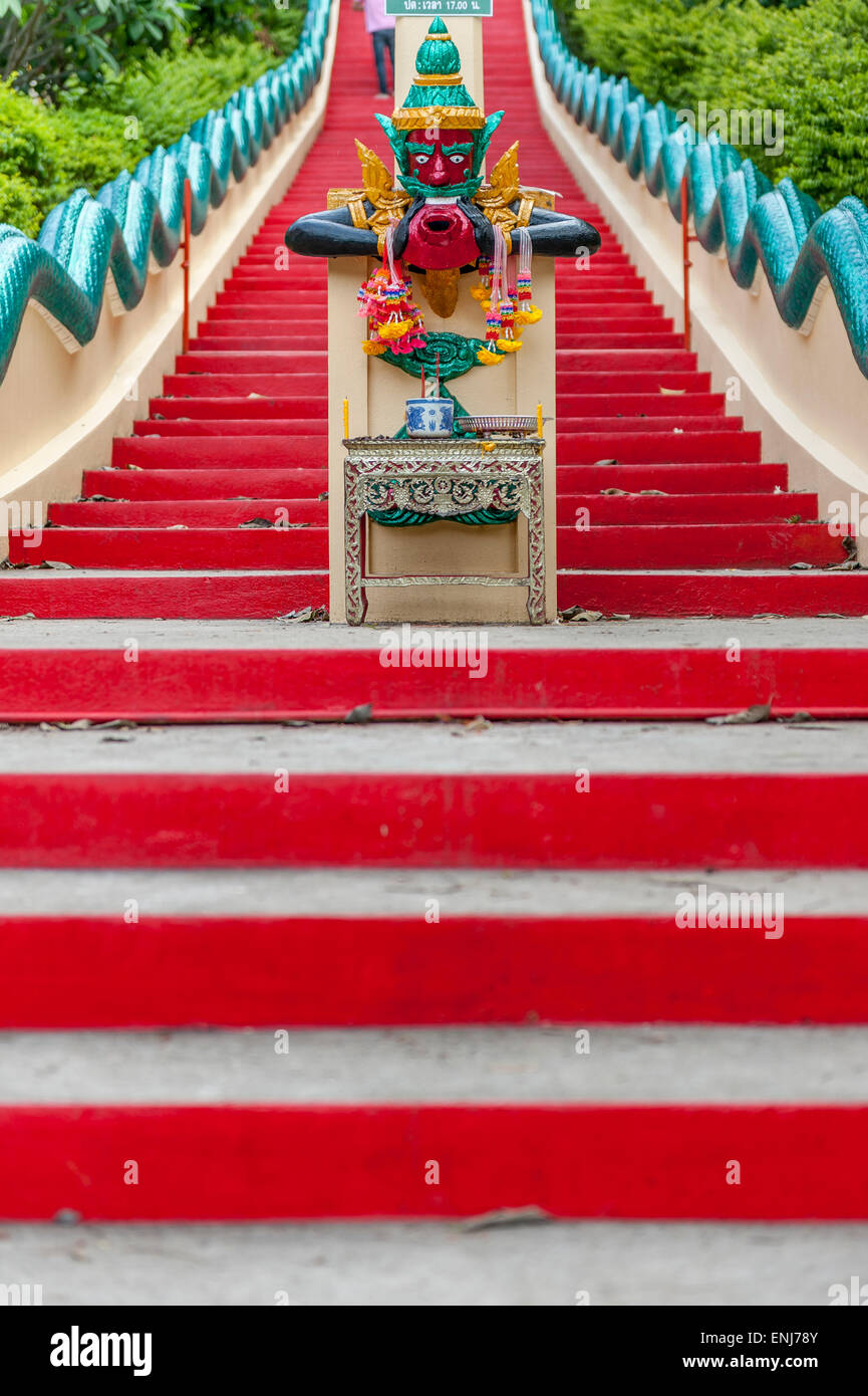 Stufen hinauf auf den Wat Ban Tham oder The Dragon Temple. Kanachanaburi. Thailand Stockfoto