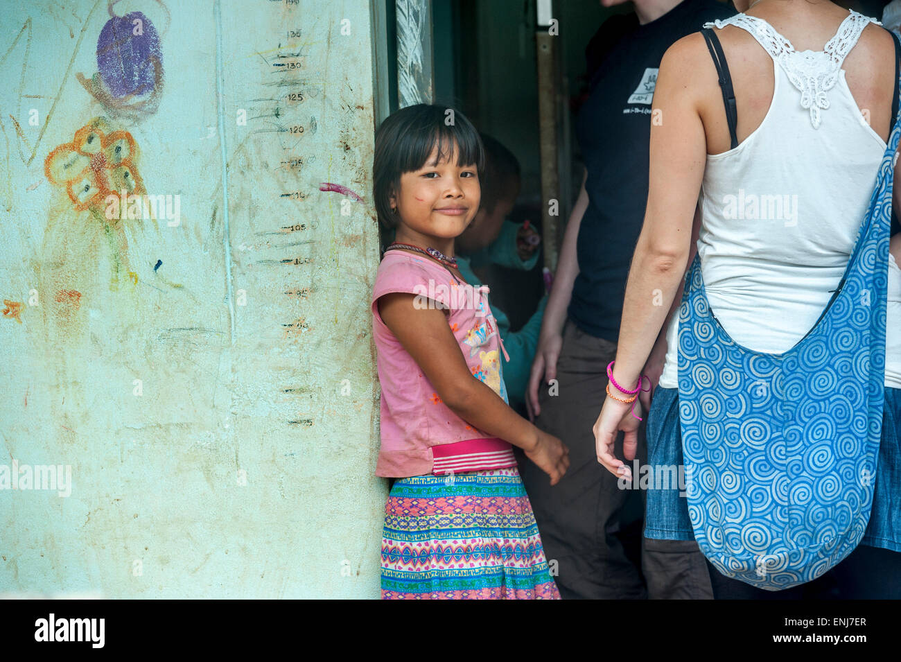 Studentische Freiwillige Helfer ein junges Mädchen aus dem Waisenhaus in Sangkhlaburi. Kanchanaburi. Thailand Stockfoto