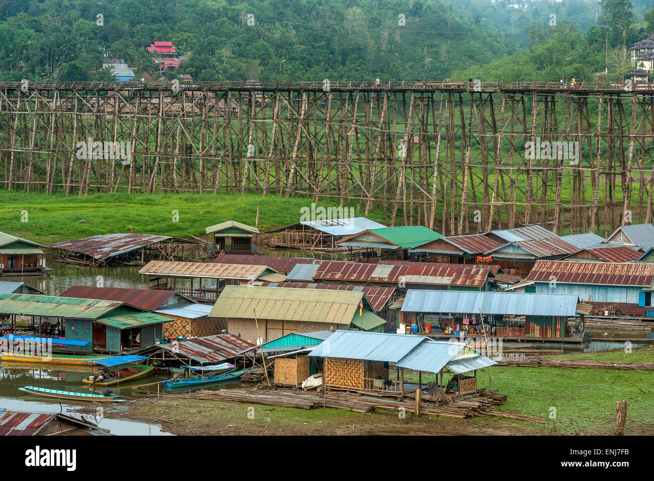Eine wacklige Holzbrücke (Saphan Mo) Sangkhlaburi Wang Kha (Wangka) (Monside) verlinken. Kanchanaburi Provinz. Thailand. Stockfoto