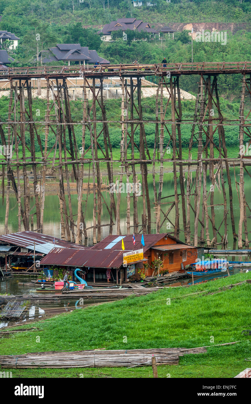 Eine wacklige Holzbrücke (Saphan Mo) Sangkhlaburi Wang Kha (Wangka) (Monside) verlinken. Kanchanaburi Provinz. Thailand. Stockfoto