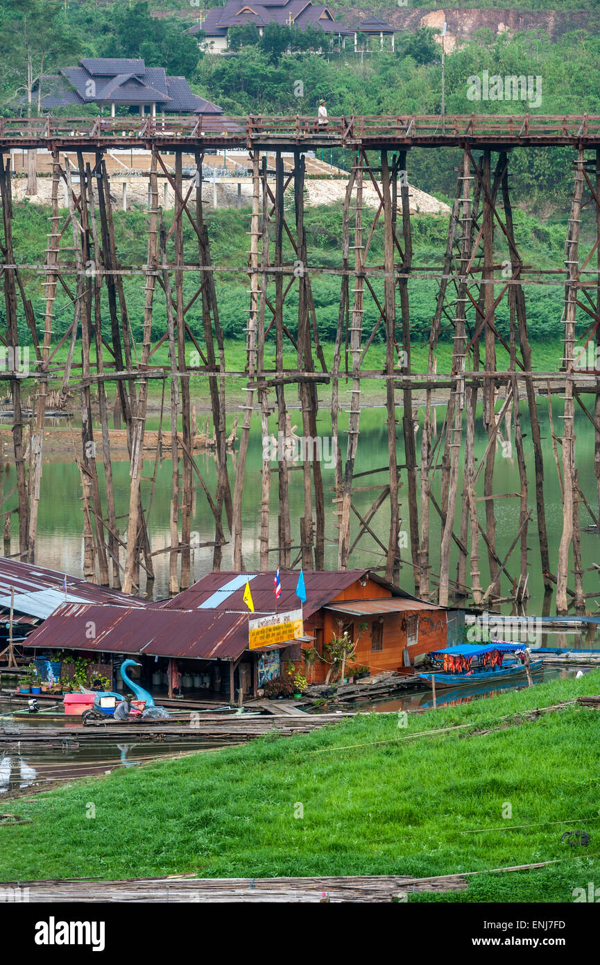 Eine wacklige Holzbrücke (Saphan Mo) Sangkhlaburi Wang Kha (Wangka) (Monside) verlinken. Kanchanaburi Provinz. Thailand. Stockfoto