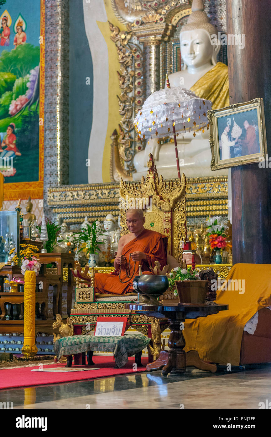 Wachsfigur des verstorbenen Abtes Meditation zu Wat Wang Wiwekaram Tempel, Mon Village Sangkhlaburi, Kanchanaburi Provinz. Stockfoto