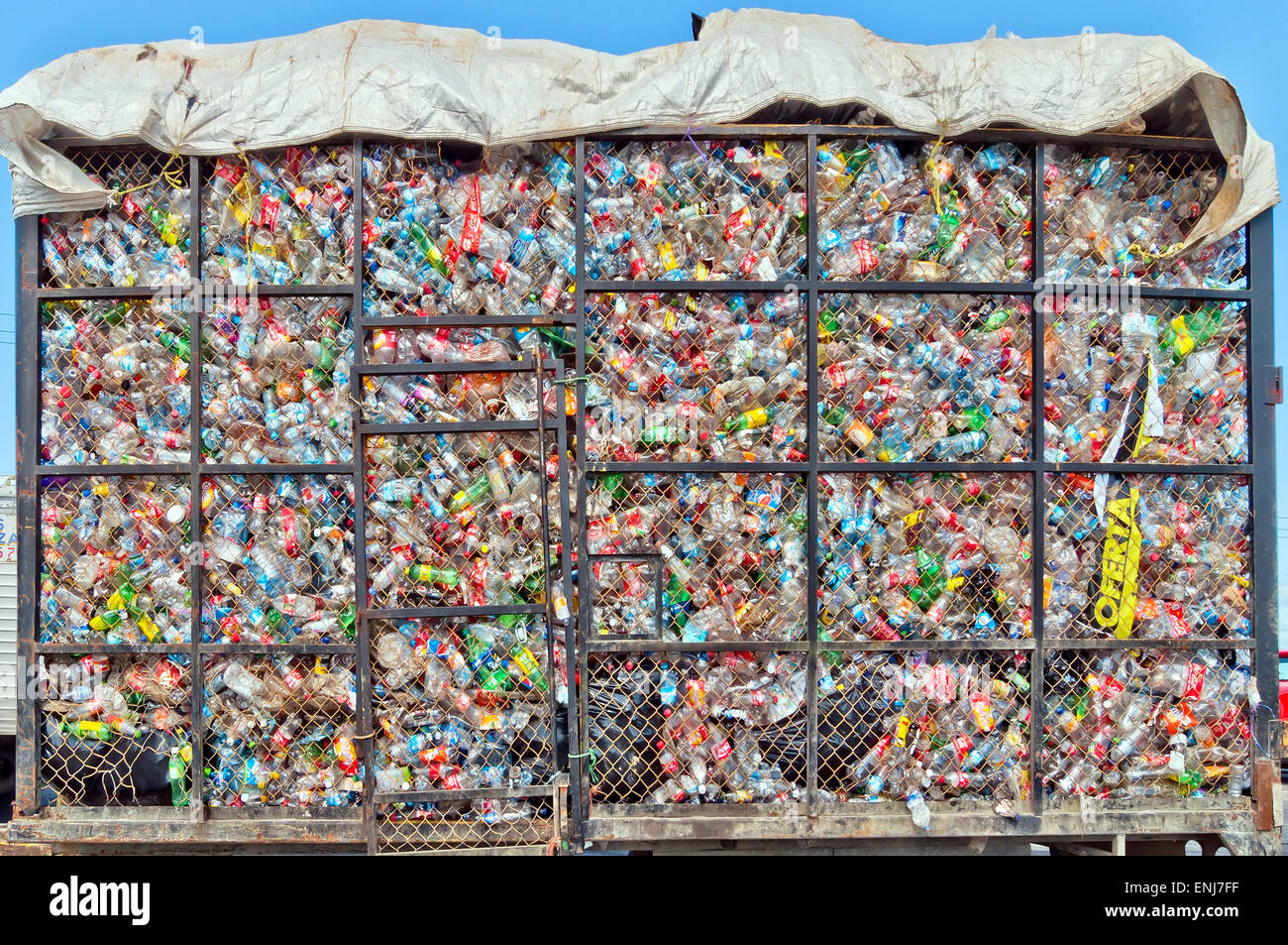 Isla Mujeres, Mexiko - 24. April 2014: Plastikflaschen liegen auf einem Haufen in einem Metallkäfig auf einem LKW in Isla Mujeres, Mexiko. Stockfoto