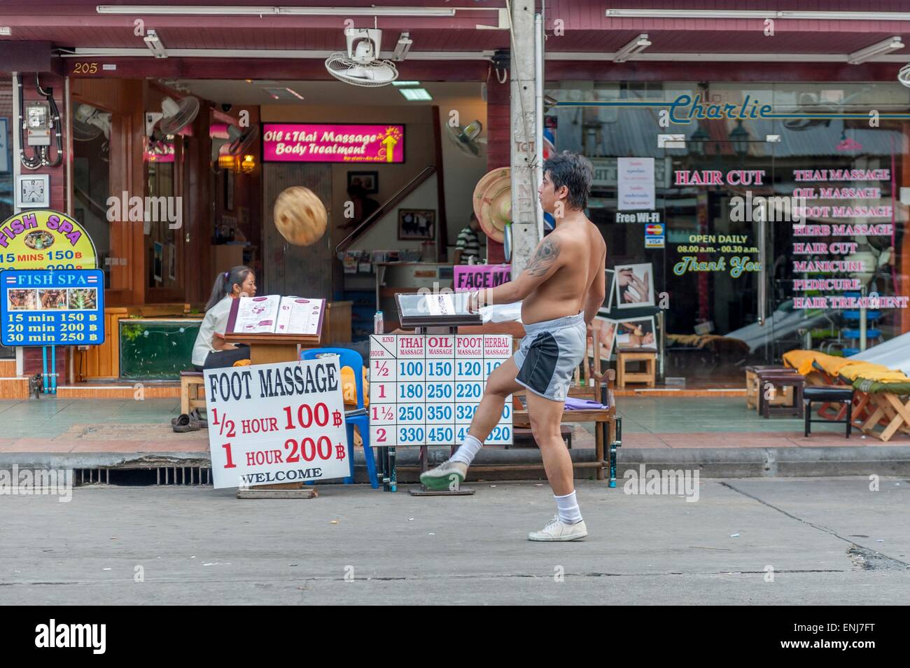 Ein Mann spielt Fußball in der Straße von Khao San Road. Bangkok. Thailand Stockfoto