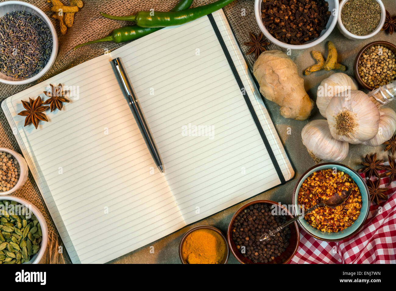 Auswahl der Küche Gewürze mit einem offenen Rezept Buch - leere Seiten - Platz für Text Stockfoto