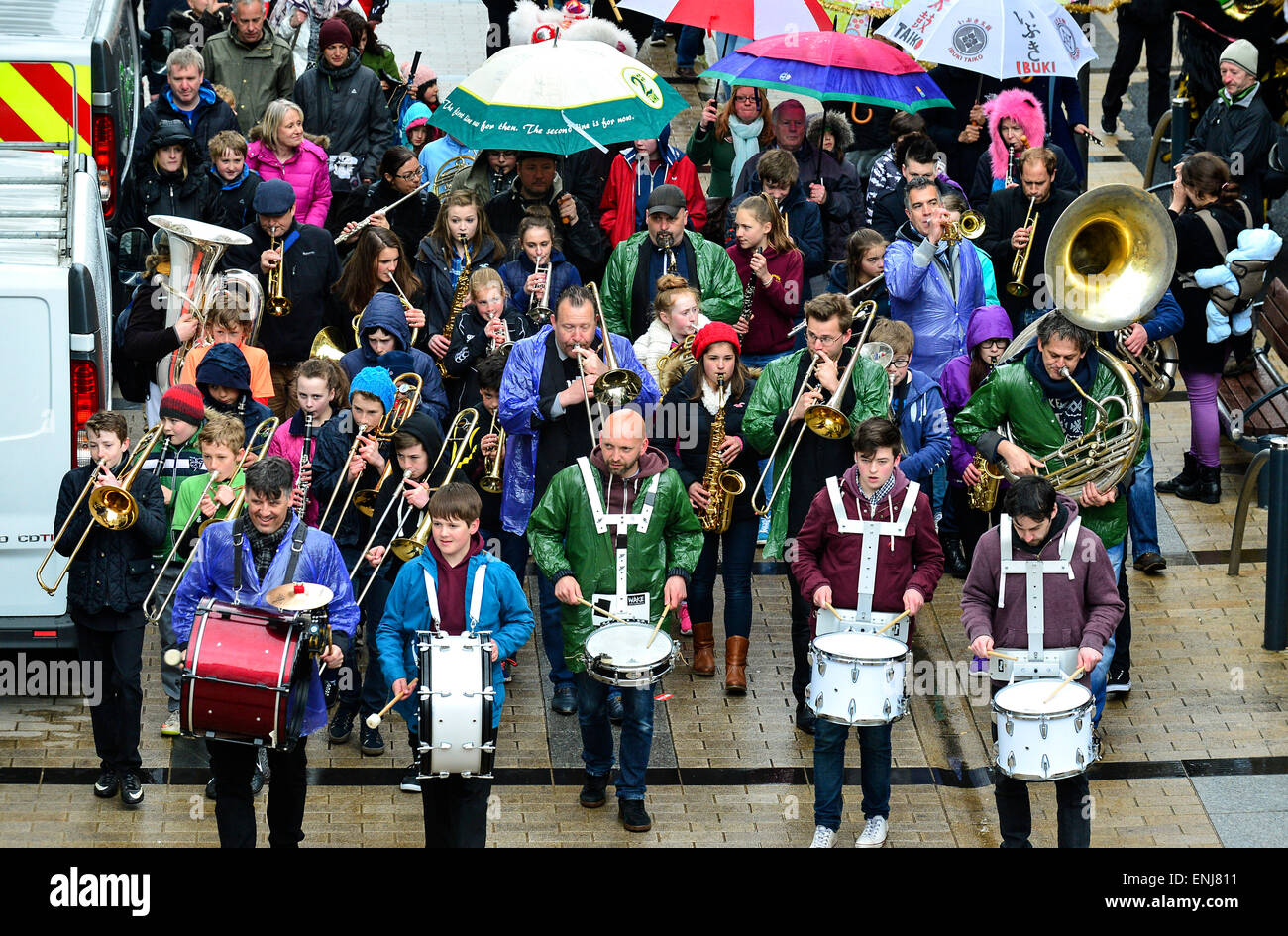 Die niederländischen Jaydee Brassband-Führung zum New Orleans Stil 2nd Line-Prozession in 2015 City of Derry Jazz Festival. Stockfoto