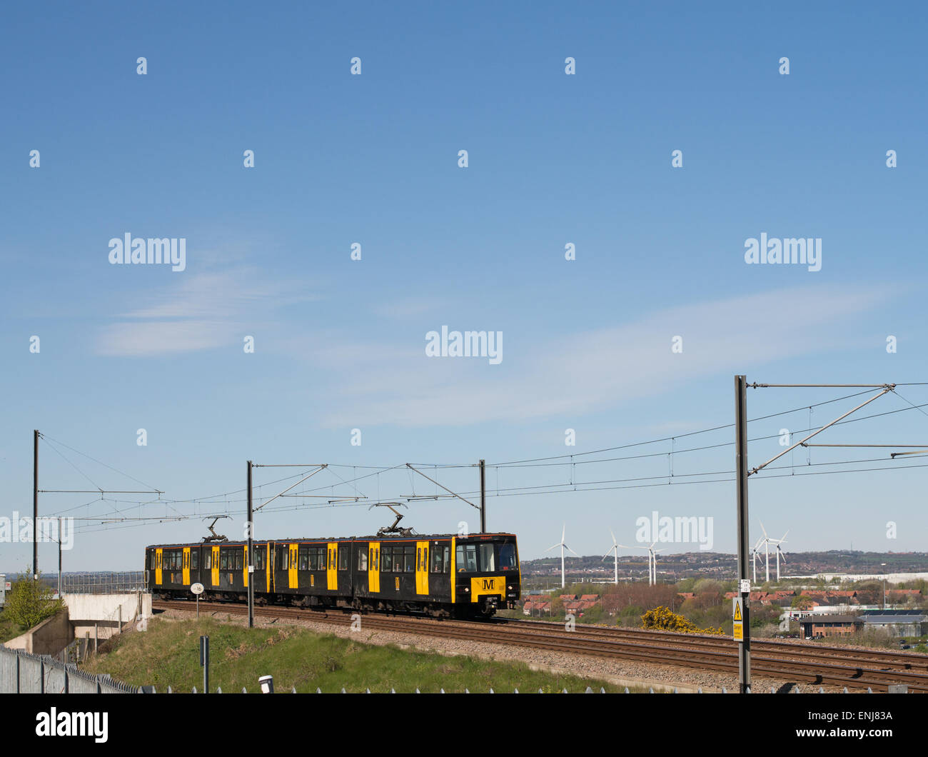 Tyne und tragen Metro elektrischer Zug mit Windpark in den Hintergrund, Sunderland, Nord-Ost England UK Stockfoto