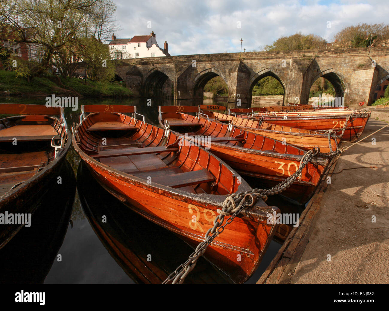 Klassische hölzerne Ruderboote auf der Fluss Wear von Elvet Bridge Durham UK Stockfoto