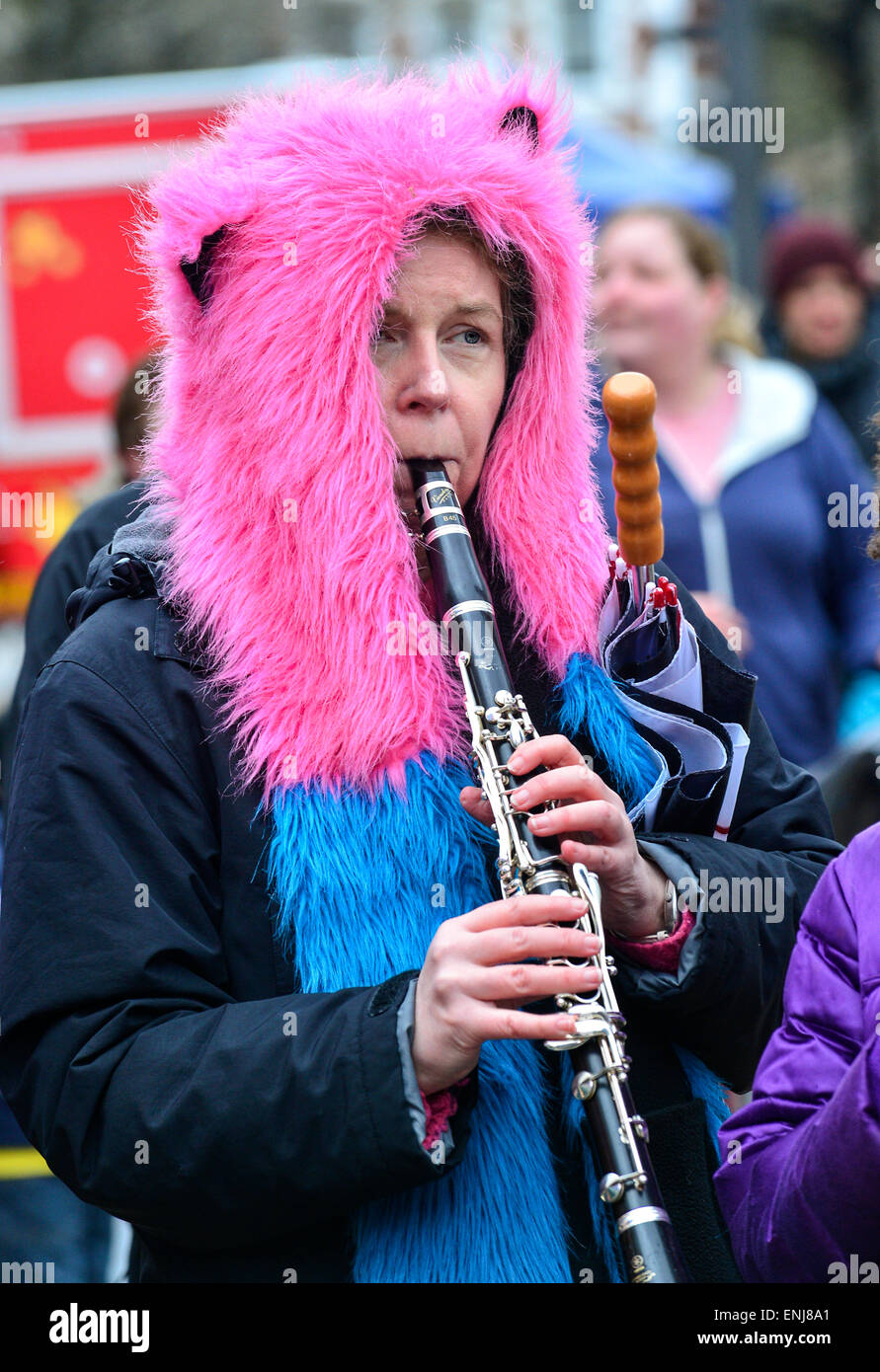 Eine Frau in rosa und blaue Kopfbedeckung eine Klarinette in 2015 City of Derry Jazz Festival. Stockfoto