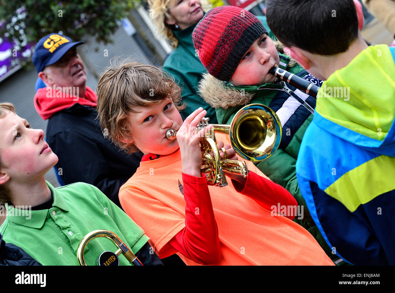 Ein junger Musiker in 2015 City of Derry Jazz Festival eine Trompete zu spielen. Stockfoto