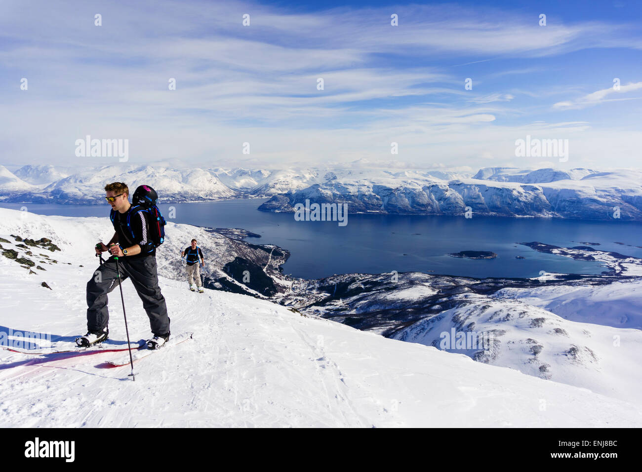 Skifahrer Skitouren auf dem Weg nach oben Rornefjellet, Lyngen Alpen (Lyngsalpene), Troms, Norwegen. Stockfoto