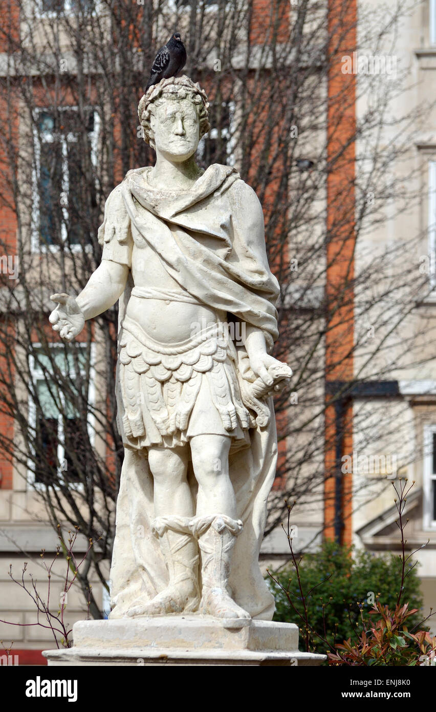 London, England, Vereinigtes Königreich. Statue: George III (1893-1760) in Golden Square (1753; John Van Nost) erodiert schlecht Portland (Naturstein) Stockfoto