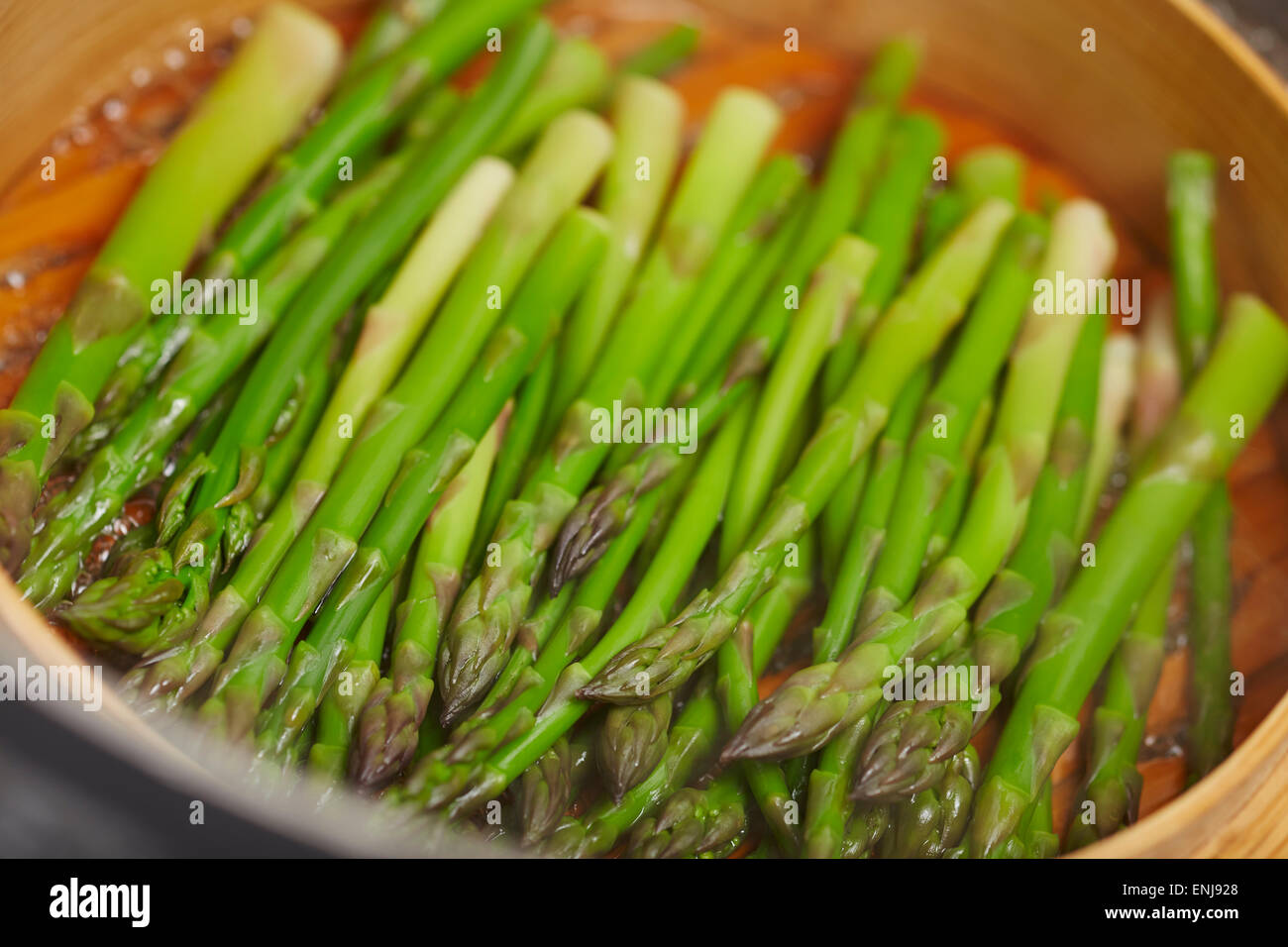 Spargel Dämpfen in einem Bambuskorb Stockfoto