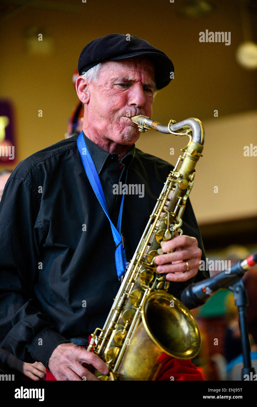 Michael Dougherty, spielt von Les Swingin Liebhaber, das Saxophon in 2015 City of Derry Jazz Festival. Stockfoto