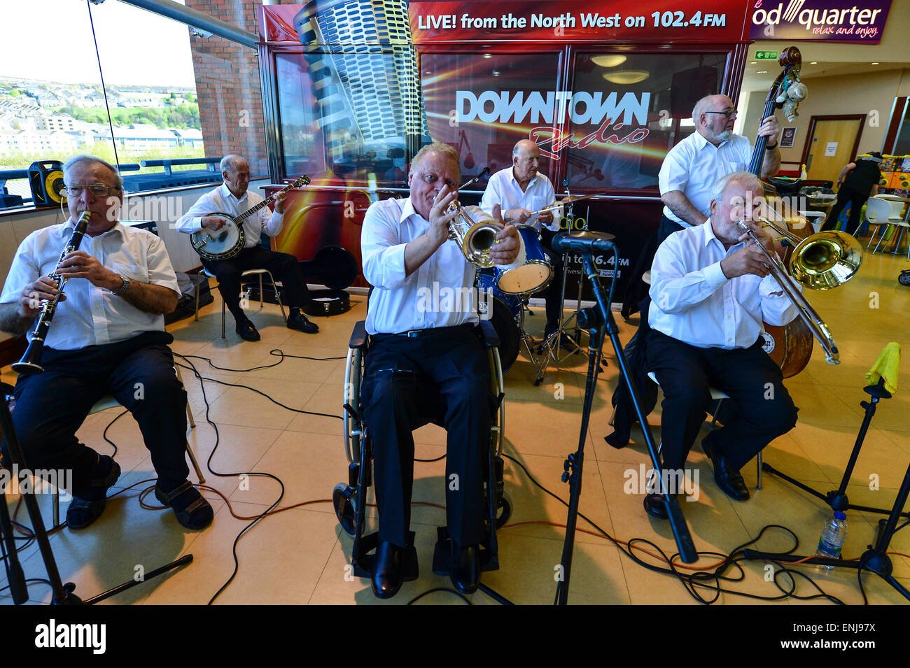 Die Bourbon Swing Jazz Band spielt auf dem City of Derry Jazz and Big Band Festival in Londonderry. Stockfoto