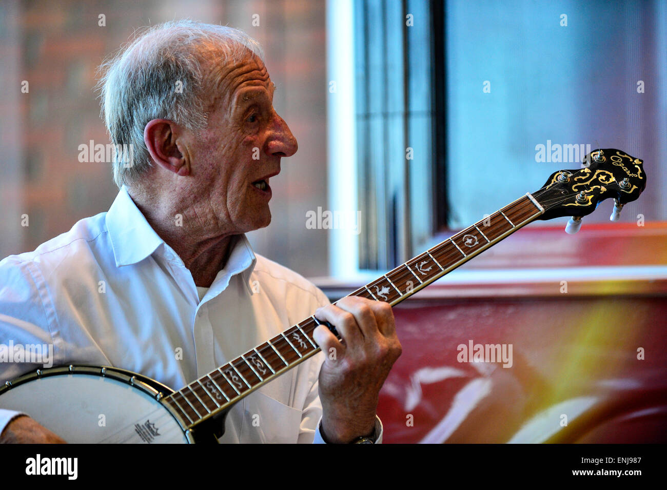 Der Bourbon Swing Jazz Band Victor Stanley in 2015 City of Derry Jazz Festival durchführen. Stockfoto