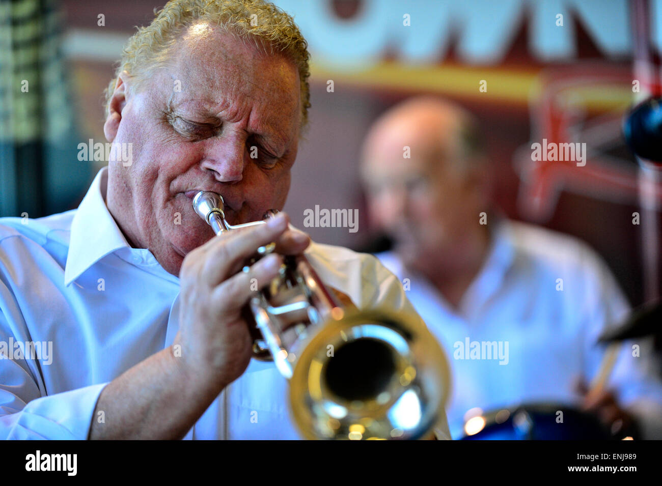 Die Bourbon Swing Jazz Band Bill Cheney in 2015 City of Derry Jazz Festival durchführen. Stockfoto