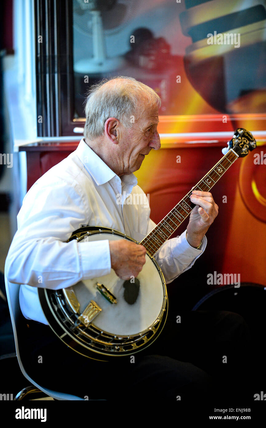 Der Bourbon Swing Jazz Band Victor Stanley in 2015 City of Derry Jazz Festival durchführen. Stockfoto