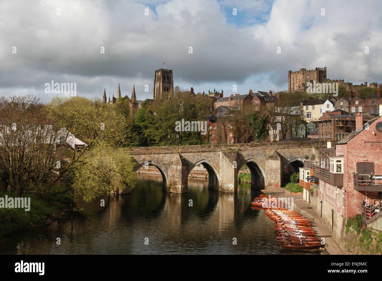 Elvet Bridge Durham City über den Fluss tragen mit Durham Kathedrale im Hintergrund Stockfoto