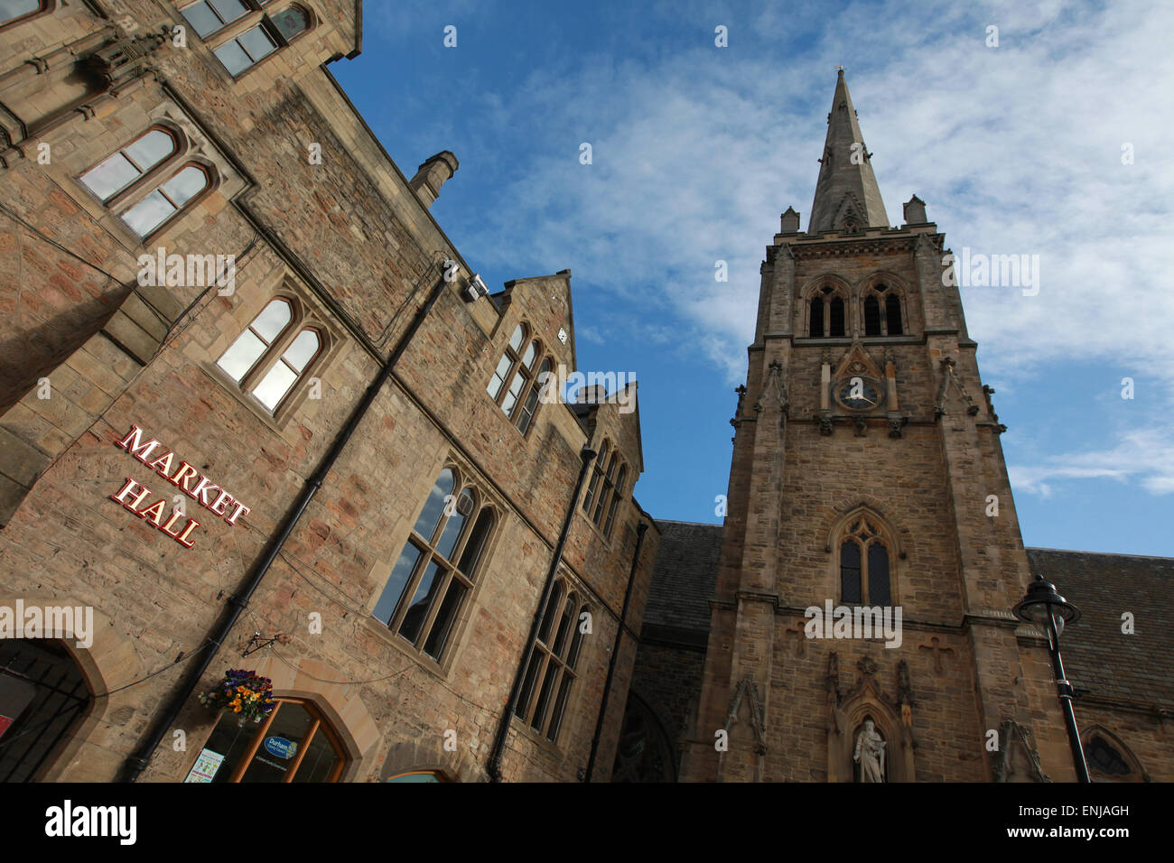 Durham Town Hall, Markthalle und die Kirche des Heiligen Nikolaus im Marktplatz Durham City Centre Stockfoto