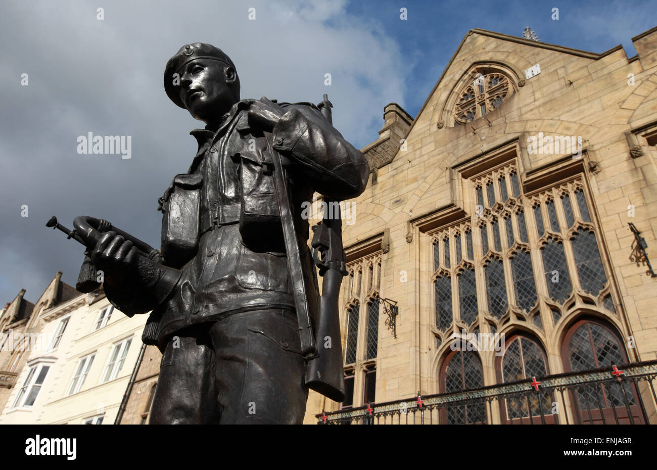 Denkmal für die Durham helle Infanterie von Künstler Alan Beattie in Durham Marktplatz mit Markthalle im Hintergrund Stockfoto