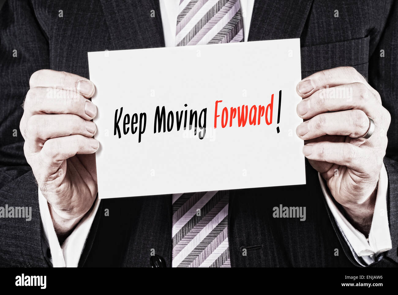 Ein Geschäftsmann hielt eine Karte mit den Worten: Keep Moving Forward. Stockfoto