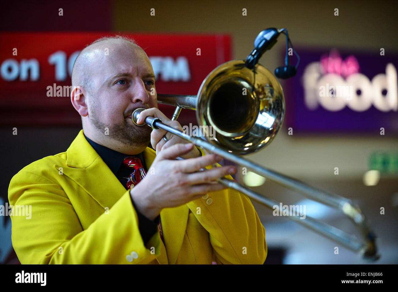 Alex Douglas aus den Jive Aces durchführen um 2015 City of Derry Jazz Festival. Stockfoto