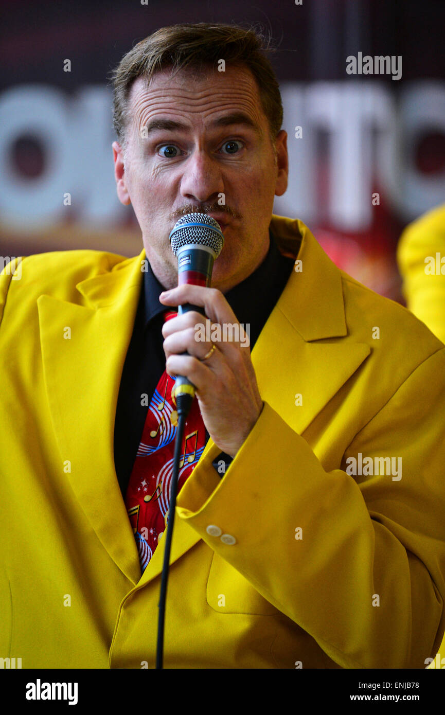 Ian Clarkson von Jive Aces in 2015 City of Derry Jazz Festival durchführen. Stockfoto