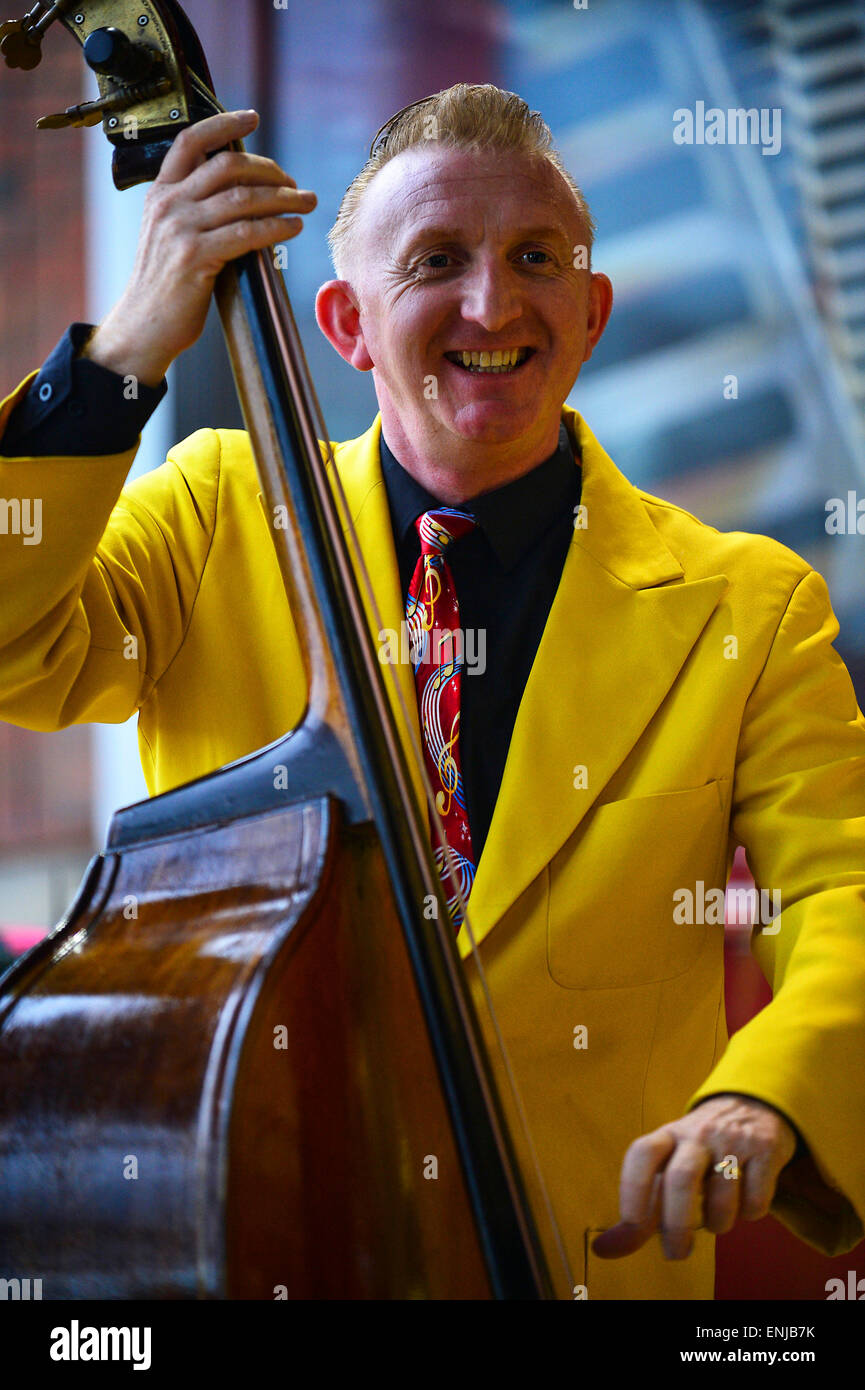 Ken Smith aus den Jive Aces durchführen um 2015 City of Derry Jazz Festival. Stockfoto