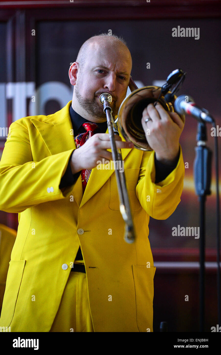 Alex Douglas aus den Jive Aces durchführen um 2015 City of Derry Jazz Festival. Stockfoto