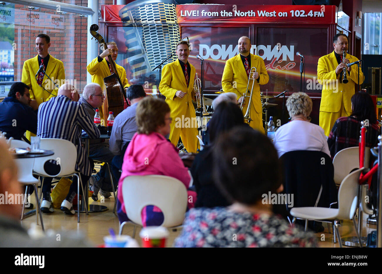 Der Jive Aces in 2015 City of Derry Jazz Festival durchführen. Stockfoto