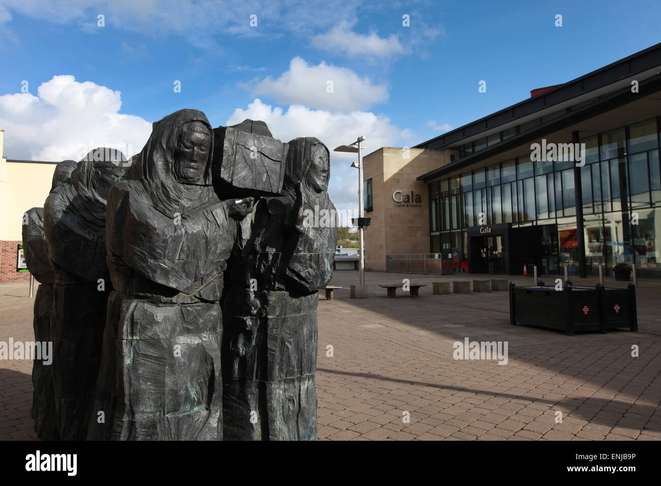 Die Reise-Skulptur von Fenwick Lawson, Mönche Carriyng Sarg der St. Cuthbert im Millennium Hotel in Durham UK Stockfoto