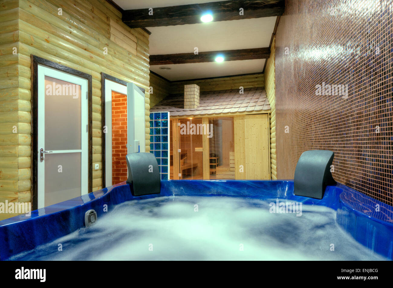 Jacuzzi-Whirlpool-Badewanne in einem Badezimmer aus Marmor. Stockfoto