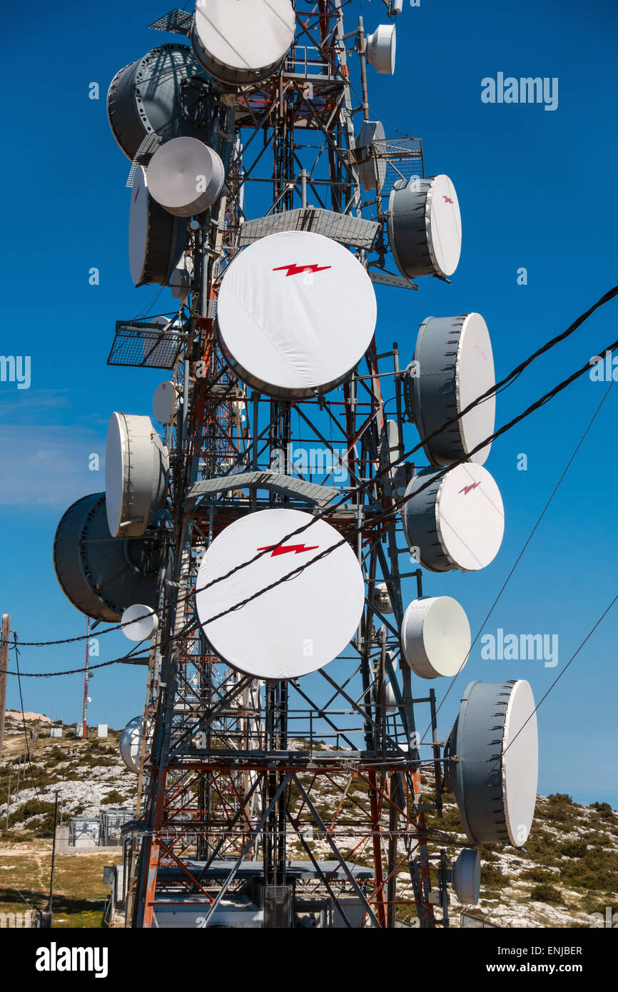 Kommunikation-Antennen und Gerichte auf Hügel top-Griechenland Stockfoto