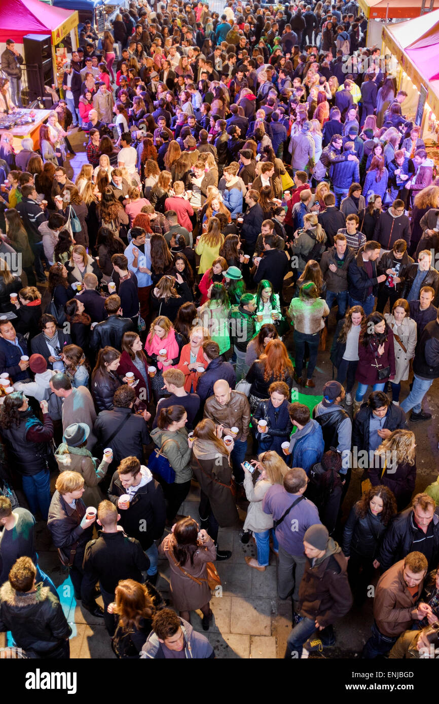Menschen, die ein Getränk, South Bank, London, England Stockfoto