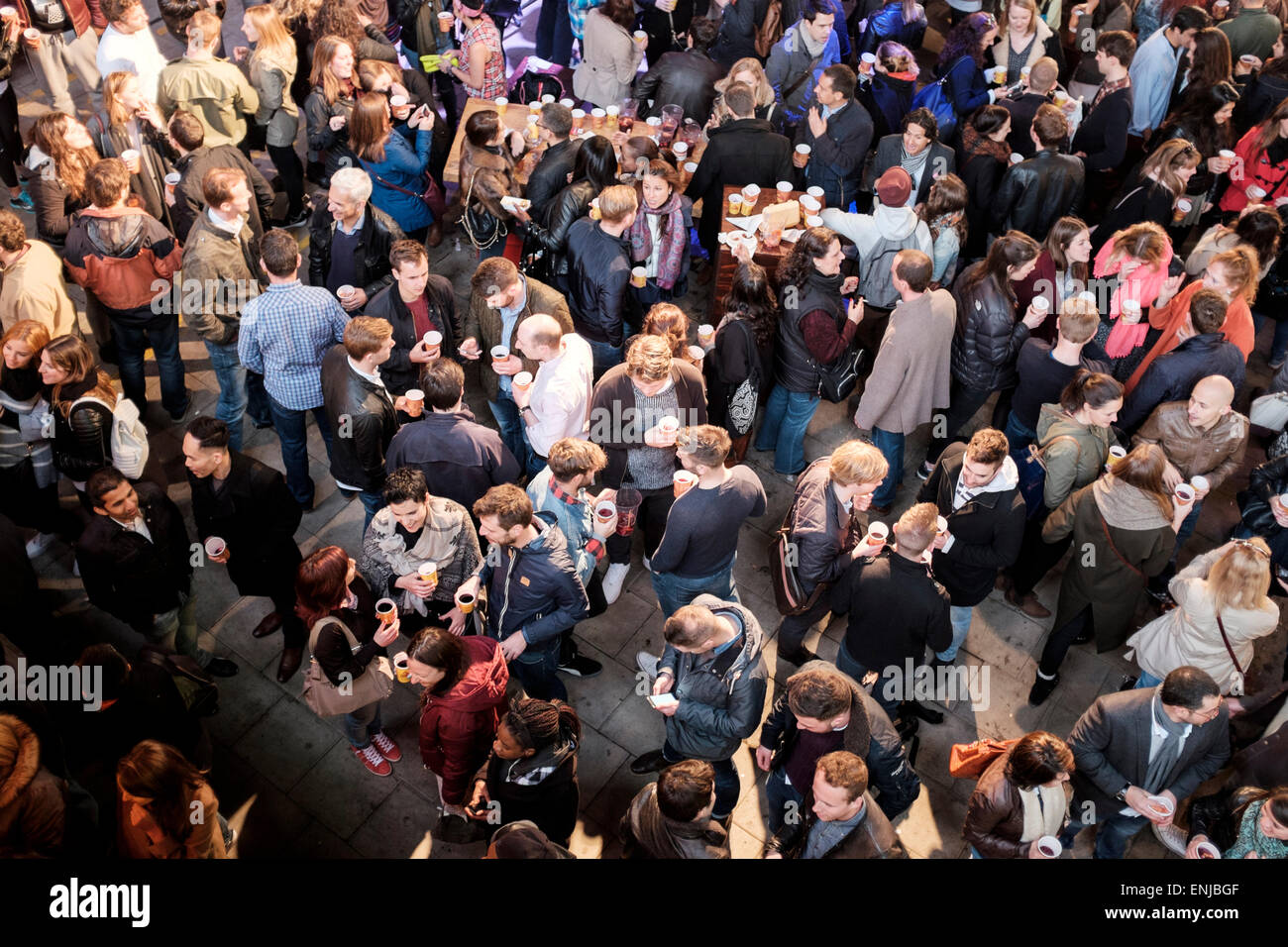 Menschen, die ein Getränk, South Bank, London, England Stockfoto