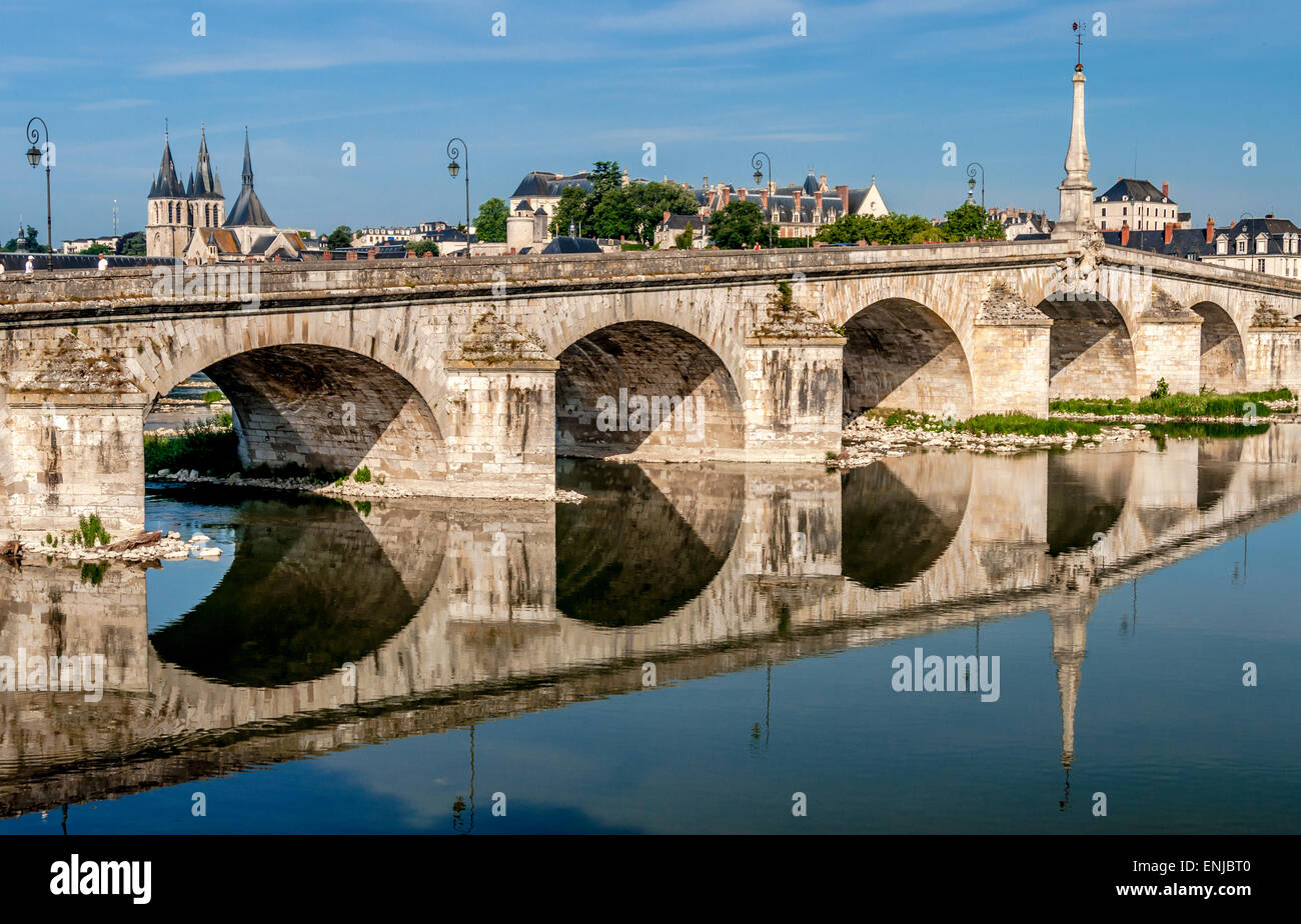 Brücke über den Fluss Loire, Blois in Frankreich Stockfoto